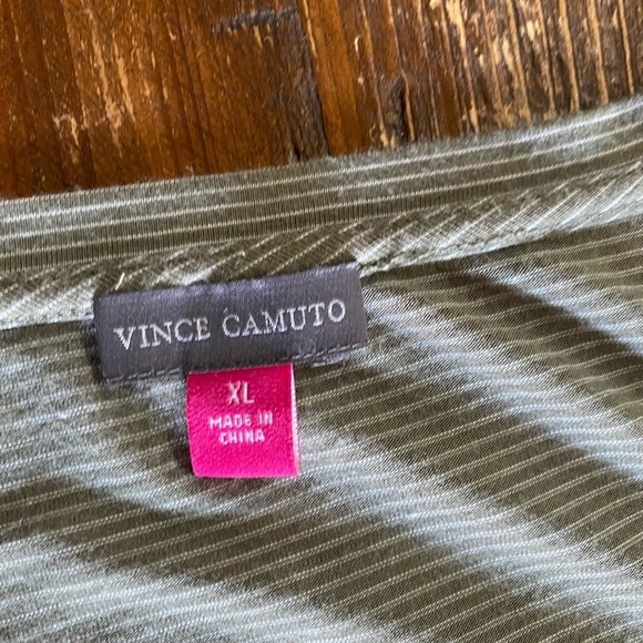Vince Camuto short sleeve top with flattering tie at waist, size XL. - Picture 4 of 7
